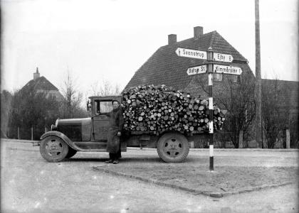 Lastbil læsset med brænde