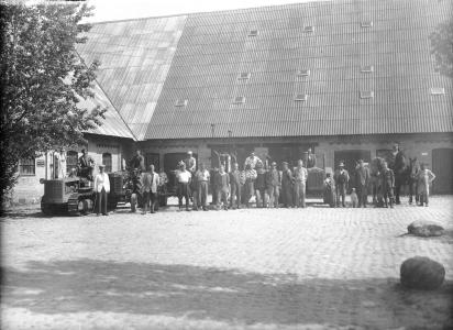 Gruppebillede med traktorer og heste