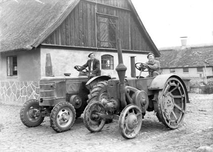 Gruppebillede med 2 traktorer