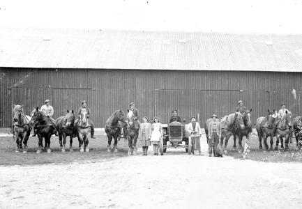 Gruppebillede med traktor