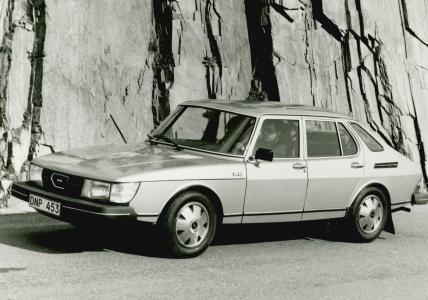 Saab 900